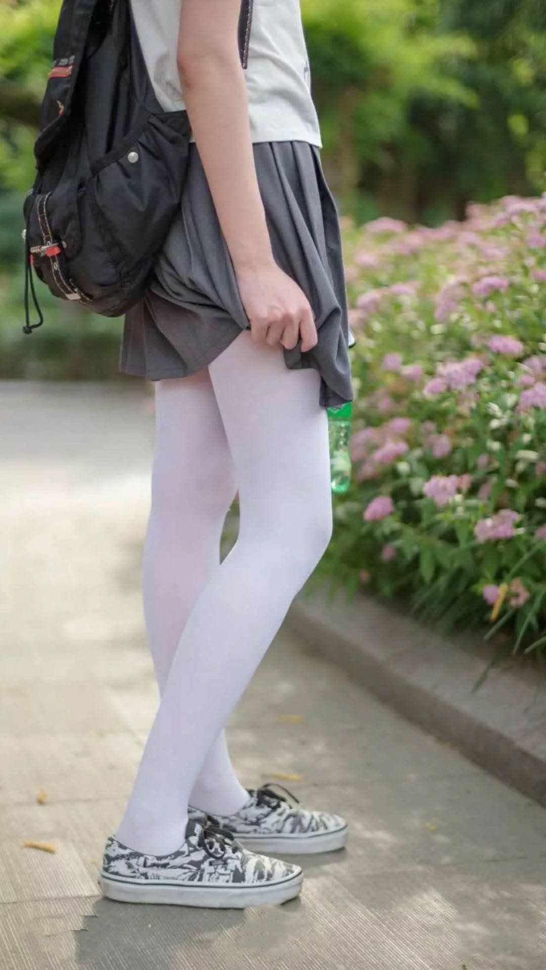 2019年总决赛第六场:勇士在主场迎战热火,库里在关键第四节连续投中两记三分,带队成功逆转,夺得队史第四个总冠军。