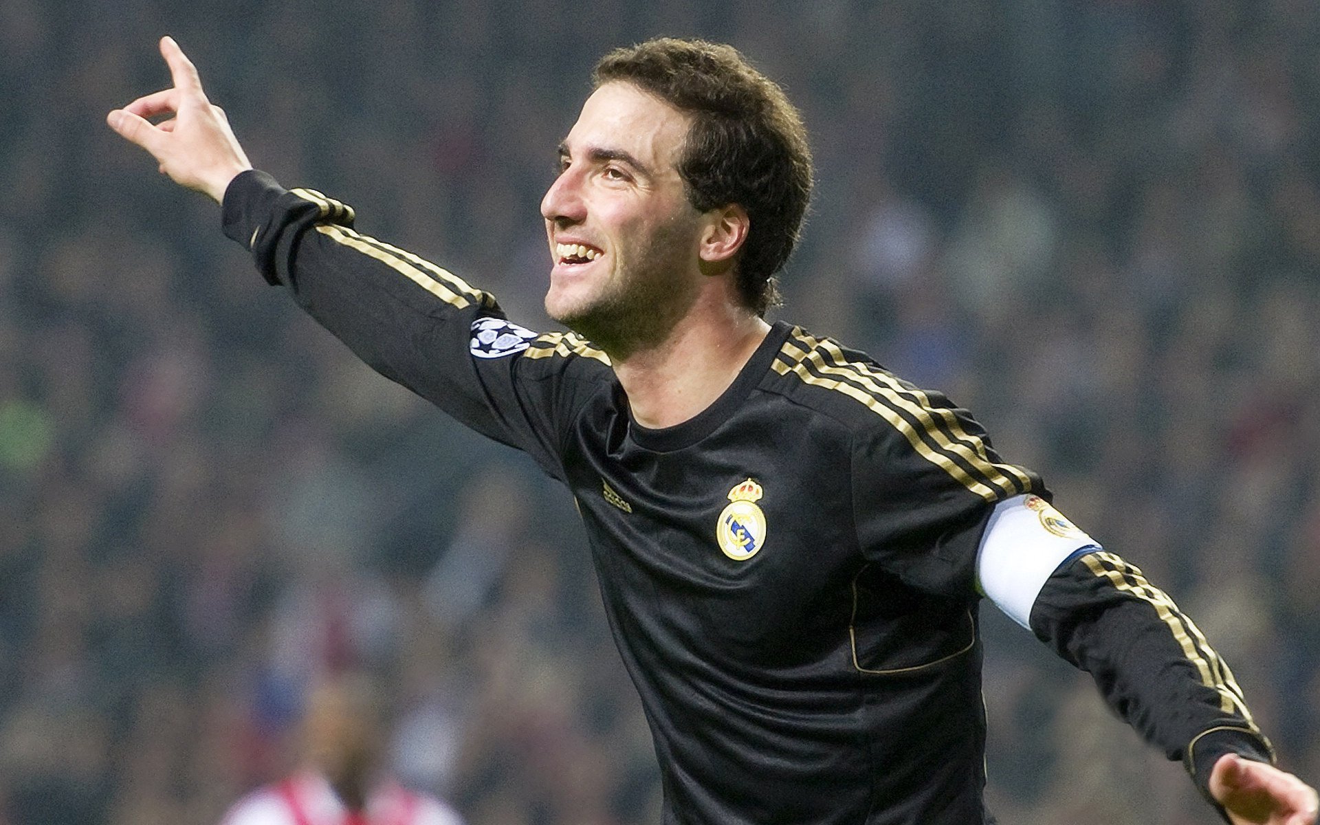 中国足球入场券销售新策略，推进全民参与，一场足球赛的入场券30元一张,降价后观众增加了50%