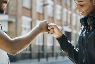 熊猫体育官网-英超比赛中裁判语调与非语言行为对球员情绪波动的影响，用语言或行为对裁判员